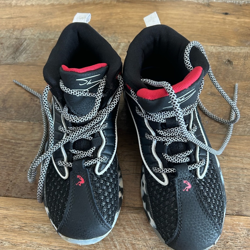 Michael Jordon Black and Red Basketball sneakers - Picture 2 of 6